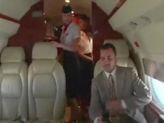 Şehvetli stewardesses emmek onların clients zor putz üzerinde the uçak