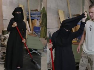 游览 的 赃物 - 穆斯林 女人 sweeping 地板 得到 noticed 由 角质 美国人 soldier