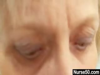 Blond vieille infirmière soi examen avec chatte spreader