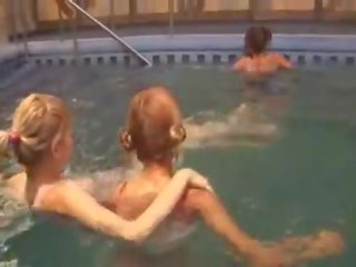 Viliojantis lezzies į as plaukimas baseinas