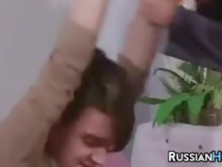 Russe vieille appréciant une jeune pénis