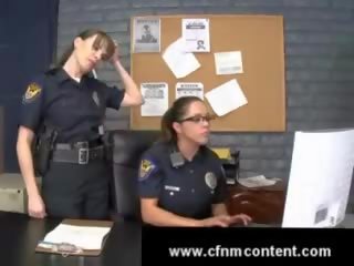 หญิง cops