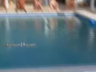 Six nagi dziewczyny przez the basen z italia