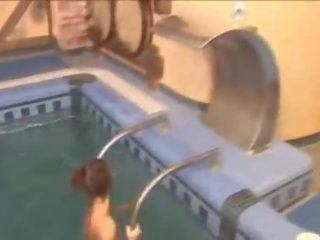 Σέξι lezzies σε ο κολυμπώντας πισίνα