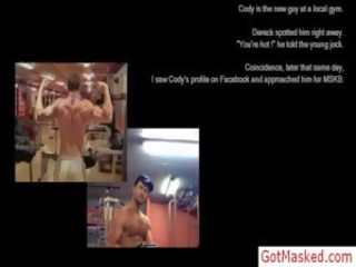 Groovy мускулест юношески представяне край негов тяло от gotmasked