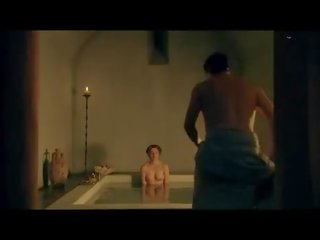 Lucy lawless telanjang dada di itu mandi